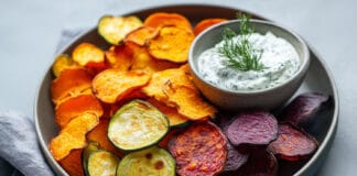Chips de légumes maison et sauce tzatziki