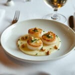 Coquilles Saint-Jacques poêlées sur lit de purée de céleri