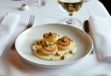 Coquilles Saint-Jacques poêlées sur lit de purée de céleri