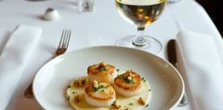 Coquilles Saint-Jacques poêlées sur lit de purée de céleri