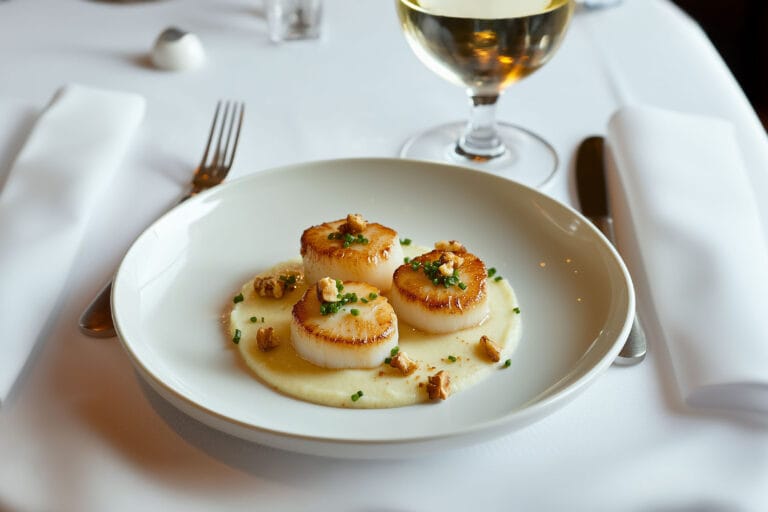 Coquilles Saint-Jacques poêlées sur lit de purée de céleri