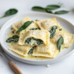 Ravioles au chèvre et épinards avec une sauce beurre et sauge
