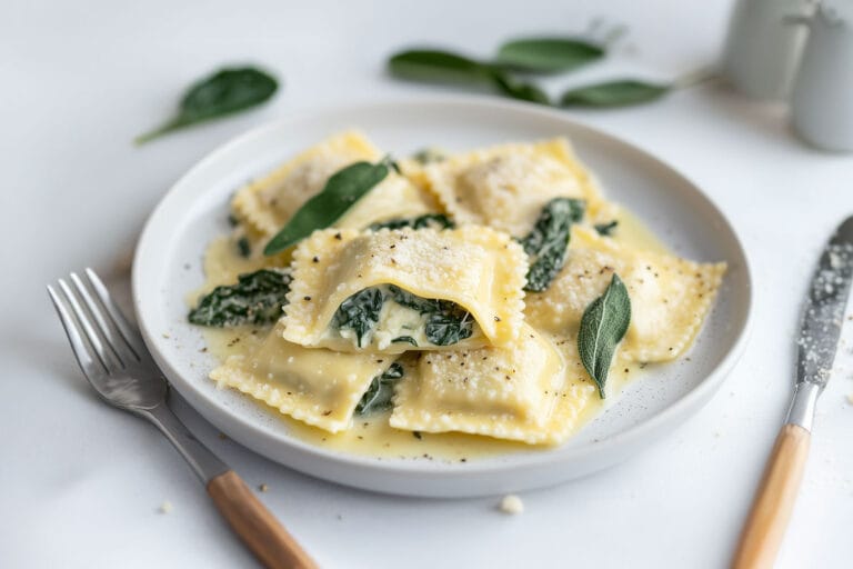Ravioles au chèvre et épinards avec une sauce beurre et sauge