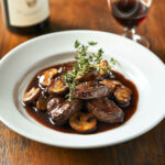Bœuf Sauté aux Champignons et Vin Rouge