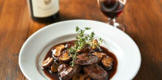 Bœuf Sauté aux Champignons et Vin Rouge