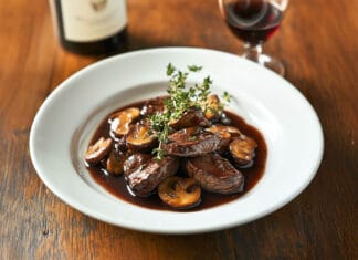 Bœuf Sauté aux Champignons et Vin Rouge