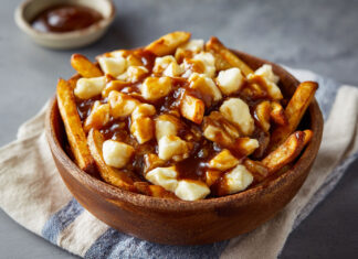 Recette de la poutine typique québécoise : frites maison, fromage en grains et sauce brune onctueuse. Une explosion de saveurs authentiques !