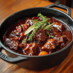 Civet de sanglier à la cocotte mijoté longuement, avec sa sauce au vin rouge, lardons et herbes aromatiques.