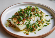 Cabillaud au citron confit et herbes fraîches – une recette parfumée et pleine de peps Dos de cabillaud cuit au four, nappé de citron confit haché et d’herbes fraîches, dans une sauce légère à l’huile d’olive.
