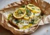 Cabillaud en papillote au citron et aneth – une cuisson douce, saine et pleine de fraîcheur Dos de cabillaud en papillote avec rondelles de citron, aneth frais et huile d’olive, prêt à enfourner pour une cuisson vapeur douce.