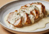 Filet mignon sauce roquefort blanche Filet mignon de porc tranché, nappé d’une sauce blanche crémeuse au roquefort, servi chaud dans une assiette rustique.