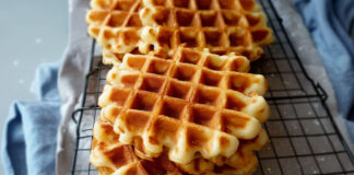 Gaufres de Bruxelles maison dorées et croustillantes, empilées sur une grille à pâtisserie, prêtes à être dégustées.