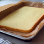 Génoise moelleuse cuite sur plaque, base simple et rapide pour réaliser une bûche de Noël maison roulée sans casser.