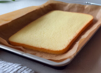 Génoise moelleuse cuite sur plaque, base simple et rapide pour réaliser une bûche de Noël maison roulée sans casser.