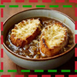 Bol de soupe à l’oignon gratinée avec tranches de pain dorées et fromage fondu – une recette française traditionnelle et réconfortante.