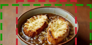 Bol de soupe à l’oignon gratinée avec tranches de pain dorées et fromage fondu – une recette française traditionnelle et réconfortante.