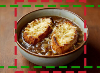 Bol de soupe à l’oignon gratinée avec tranches de pain dorées et fromage fondu – une recette française traditionnelle et réconfortante.