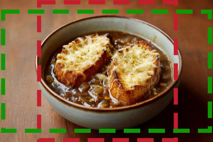 Bol de soupe à l’oignon gratinée avec tranches de pain dorées et fromage fondu – une recette française traditionnelle et réconfortante.