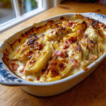 Gratin de tartiflette aux endives fondantes, pommes de terre et reblochon doré au four – une version légère et savoureuse du plat montagnard.