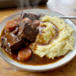 boeuf braisé, boeuf en sauce maison, bœuf braisé en sauce, plat mijoté facile, boeuf fondant recette, purée maison crémeuse, recette boeuf cocotte, plat familial réconfortant, boeuf braisé vin rouge, viande mijotée maison, recette traditionnelle française, recette bœuf braisé en sauce, boeuf braisé purée, boeuf braisé en sauce, bœuf braisé en sauce avec purée maison, le bœuf braisé, boeuf braisé en cocotte, boeuf braisé express,