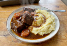 boeuf braisé, boeuf en sauce maison, bœuf braisé en sauce, plat mijoté facile, boeuf fondant recette, purée maison crémeuse, recette boeuf cocotte, plat familial réconfortant, boeuf braisé vin rouge, viande mijotée maison, recette traditionnelle française, recette bœuf braisé en sauce, boeuf braisé purée, boeuf braisé en sauce, bœuf braisé en sauce avec purée maison, le bœuf braisé, boeuf braisé en cocotte, boeuf braisé express,
