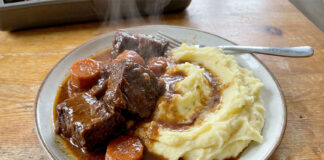 boeuf braisé, boeuf en sauce maison, bœuf braisé en sauce, plat mijoté facile, boeuf fondant recette, purée maison crémeuse, recette boeuf cocotte, plat familial réconfortant, boeuf braisé vin rouge, viande mijotée maison, recette traditionnelle française, recette bœuf braisé en sauce, boeuf braisé purée, boeuf braisé en sauce, bœuf braisé en sauce avec purée maison, le bœuf braisé, boeuf braisé en cocotte, boeuf braisé express,