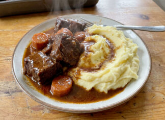 boeuf braisé, boeuf en sauce maison, bœuf braisé en sauce, plat mijoté facile, boeuf fondant recette, purée maison crémeuse, recette boeuf cocotte, plat familial réconfortant, boeuf braisé vin rouge, viande mijotée maison, recette traditionnelle française, recette bœuf braisé en sauce, boeuf braisé purée, boeuf braisé en sauce, bœuf braisé en sauce avec purée maison, le bœuf braisé, boeuf braisé en cocotte, boeuf braisé express,