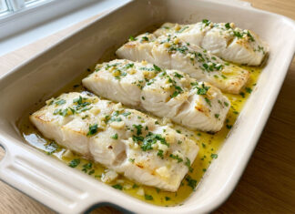 cabillaud au four ail persil, cabillaud facile au four, recette poisson ail citron, dos de cabillaud recette, cabillaud moelleux, poisson au four facile, cabillaud ail huile olive, recette poisson légère, cabillaud citron persil, plat poisson familial, cabillaud au four à l’ail et persil, cabillaud au four citron et ail, cabillaud au four ail et persil, cabillaud au four huile d olive, poisson blanc au four, poisson blanc au four papillote, recette poisson blanc au four, recette poisson blanc au four facile, recette poisson blanc en papillote au four,