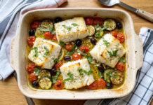 cabillaud méditerranéen, cabillaud au four légumes, cabillaud au four, poisson méditerranéen facile, cabillaud tomates olives, cabillaud courgettes citron, recette poisson légère, dos de cabillaud au four, cabillaud légumes du soleil, poisson au four méditerranéen, recette cabillaud facile, recette poisson rapide, poisson blanc au four, poisson blanc au four papillote, recette poisson blanc au four, recette poisson blanc au four facile, recette poisson blanc en papillote au four,