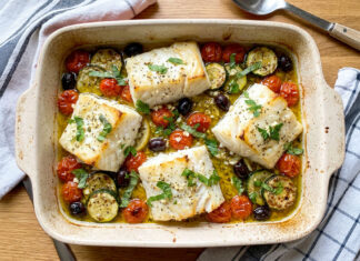 cabillaud méditerranéen, cabillaud au four légumes, cabillaud au four, poisson méditerranéen facile, cabillaud tomates olives, cabillaud courgettes citron, recette poisson légère, dos de cabillaud au four, cabillaud légumes du soleil, poisson au four méditerranéen, recette cabillaud facile, recette poisson rapide, poisson blanc au four, poisson blanc au four papillote, recette poisson blanc au four, recette poisson blanc au four facile, recette poisson blanc en papillote au four,