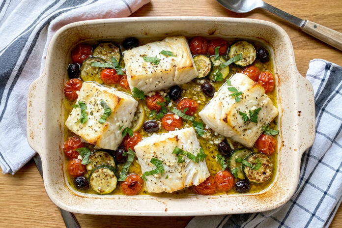 cabillaud méditerranéen, cabillaud au four légumes, cabillaud au four, poisson méditerranéen facile, cabillaud tomates olives, cabillaud courgettes citron, recette poisson légère, dos de cabillaud au four, cabillaud légumes du soleil, poisson au four méditerranéen, recette cabillaud facile, recette poisson rapide, poisson blanc au four, poisson blanc au four papillote, recette poisson blanc au four, recette poisson blanc au four facile, recette poisson blanc en papillote au four,