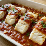 cabillaud au four, cabillaud sauce tomate, cabillaud au four facile, poisson sauce tomate, cabillaud basilic, recette poisson méditerranéenne, dos de cabillaud tomate, cabillaud au four léger, poisson ail tomate, cabillaud tendre au four, recette poisson rapide, poisson blanc au four, poisson blanc au four papillote, recette poisson blanc au four, recette poisson blanc au four facile, recette poisson blanc en papillote au four,