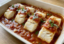 cabillaud au four, cabillaud sauce tomate, cabillaud au four facile, poisson sauce tomate, cabillaud basilic, recette poisson méditerranéenne, dos de cabillaud tomate, cabillaud au four léger, poisson ail tomate, cabillaud tendre au four, recette poisson rapide, poisson blanc au four, poisson blanc au four papillote, recette poisson blanc au four, recette poisson blanc au four facile, recette poisson blanc en papillote au four,