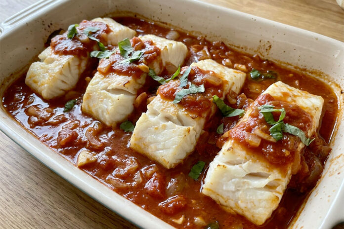 cabillaud au four, cabillaud sauce tomate, cabillaud au four facile, poisson sauce tomate, cabillaud basilic, recette poisson méditerranéenne, dos de cabillaud tomate, cabillaud au four léger, poisson ail tomate, cabillaud tendre au four, recette poisson rapide, poisson blanc au four, poisson blanc au four papillote, recette poisson blanc au four, recette poisson blanc au four facile, recette poisson blanc en papillote au four,