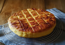 Maxi galette bretonne moelleuse et fondante maxi galette bretonne, galette bretonne moelleuse, recette galette bretonne, gâteau breton maison, dessert breton facile, galette au beurre demi-sel, gâteau breton traditionnel, goûter breton gourmand, recette facile bretonne, galette bretonne aux pommes, galette bretonne,