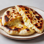 naans au fromage, cheese naan maison, naan moelleux recette, pain indien au fromage, naan facile à la poêle, recette naan maison, naan fondant fromage, pain maison rapide, accompagnement curry, naan sans levure boulangère, recette naan au fromage marmiton, naan moelleux, naan au fromage monsieur cuisine, recette naan moelleux,