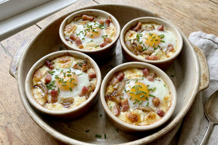 œufs cocotte, oeufs cocotte, oeufs cocotte chèvre lardons, recette oeufs cocotte, oeufs cocotte au four, recette brunch facile, oeufs cocotte crémeux, chèvre et lardons recette, entrée chaude facile, oeufs cocotte gourmands, recette rapide familiale, oeufs cocotte fromage, œufs cocotte au chèvre et aux lardons, oeuf cocotte au chevre et au lardon, oeuf cocotte chevre lardon air fryer, oeufs cocotte au chèvre et aux lardons, œufs cocotte micro onde, cuisson des œufs cocotte, cuisson œufs cocotte, oeufs cocotte bain marie casserole, oeufs cocotte facile, recette œufs cocotte, œufs cocotte recette, œufs en cocotte, oeufs cocotte au air fryer, oeufs cocotte four, oeufs cocotte jambon, oeufs cocotte recette four,