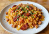 riz au chorizo, riz chorizo lardons, recette riz facile, plat au chorizo rapide, riz épicé maison, recette familiale riz, riz sauté chorizo, plat complet rapide, riz lardons tomate, recette espagnole facile, riz au chorizo et lardons, riz chorizo lardons cookeo, riz épicé au chorizo et lardons, plat rapide, recette rapide, plat complet,