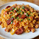 riz au chorizo, riz chorizo lardons, recette riz facile, plat au chorizo rapide, riz épicé maison, recette familiale riz, riz sauté chorizo, plat complet rapide, riz lardons tomate, recette espagnole facile, riz au chorizo et lardons, riz chorizo lardons cookeo, riz épicé au chorizo et lardons, plat rapide, recette rapide, plat complet,