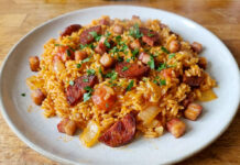 riz au chorizo, riz chorizo lardons, recette riz facile, plat au chorizo rapide, riz épicé maison, recette familiale riz, riz sauté chorizo, plat complet rapide, riz lardons tomate, recette espagnole facile, riz au chorizo et lardons, riz chorizo lardons cookeo, riz épicé au chorizo et lardons, plat rapide, recette rapide, plat complet,