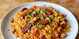 riz au chorizo, riz chorizo lardons, recette riz facile, plat au chorizo rapide, riz épicé maison, recette familiale riz, riz sauté chorizo, plat complet rapide, riz lardons tomate, recette espagnole facile, riz au chorizo et lardons, riz chorizo lardons cookeo, riz épicé au chorizo et lardons, plat rapide, recette rapide, plat complet,