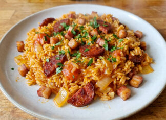 riz au chorizo, riz chorizo lardons, recette riz facile, plat au chorizo rapide, riz épicé maison, recette familiale riz, riz sauté chorizo, plat complet rapide, riz lardons tomate, recette espagnole facile, riz au chorizo et lardons, riz chorizo lardons cookeo, riz épicé au chorizo et lardons, plat rapide, recette rapide, plat complet,