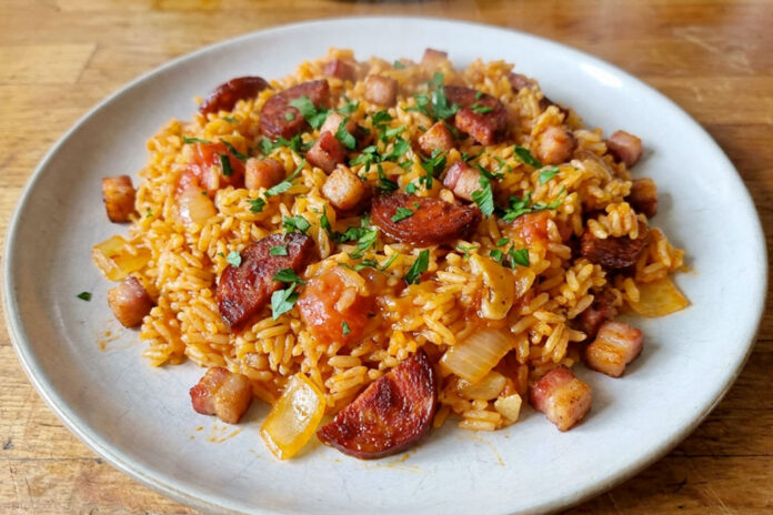 riz au chorizo, riz chorizo lardons, recette riz facile, plat au chorizo rapide, riz épicé maison, recette familiale riz, riz sauté chorizo, plat complet rapide, riz lardons tomate, recette espagnole facile, riz au chorizo et lardons, riz chorizo lardons cookeo, riz épicé au chorizo et lardons, plat rapide, recette rapide, plat complet,