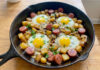 saucisses pommes de terre oeufs, poêlée saucisses pommes de terre, recette familiale facile, pommes de terre croustillantes, repas rapide maison, poêlée campagnarde, recette saucisses facile, plat complet économique, œufs et saucisses, cuisine familiale française, 3 pommes de terre et 3 oeufs, pommes de terre et saucisse de morteau, pommes de terre et saucisses fumées,