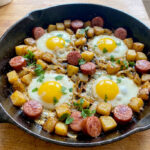 saucisses pommes de terre oeufs, poêlée saucisses pommes de terre, recette familiale facile, pommes de terre croustillantes, repas rapide maison, poêlée campagnarde, recette saucisses facile, plat complet économique, œufs et saucisses, cuisine familiale française, 3 pommes de terre et 3 oeufs, pommes de terre et saucisse de morteau, pommes de terre et saucisses fumées,