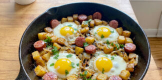 saucisses pommes de terre oeufs, poêlée saucisses pommes de terre, recette familiale facile, pommes de terre croustillantes, repas rapide maison, poêlée campagnarde, recette saucisses facile, plat complet économique, œufs et saucisses, cuisine familiale française, 3 pommes de terre et 3 oeufs, pommes de terre et saucisse de morteau, pommes de terre et saucisses fumées,