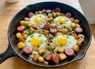 saucisses pommes de terre oeufs, poêlée saucisses pommes de terre, recette familiale facile, pommes de terre croustillantes, repas rapide maison, poêlée campagnarde, recette saucisses facile, plat complet économique, œufs et saucisses, cuisine familiale française, 3 pommes de terre et 3 oeufs, pommes de terre et saucisse de morteau, pommes de terre et saucisses fumées,