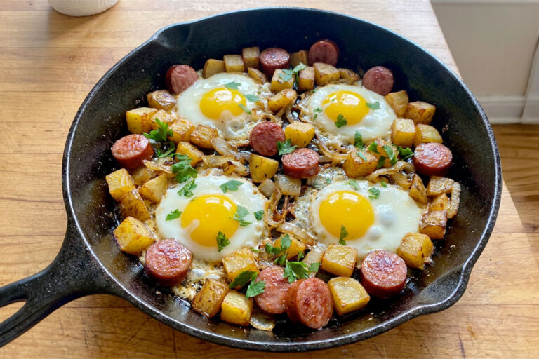 Saucisses aux pommes de terre et œufs façon poêlée campagnarde