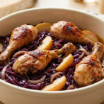Cuisses de poulet braisées au chou rouge et aux pommes