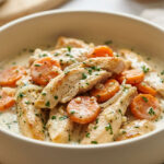 Émincé de poulet braisé aux carottes et sauce au fromage frais aux herbes